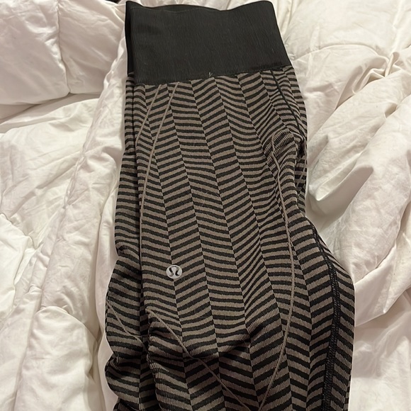 Lululemon yoga pants - Picture 2 of 3